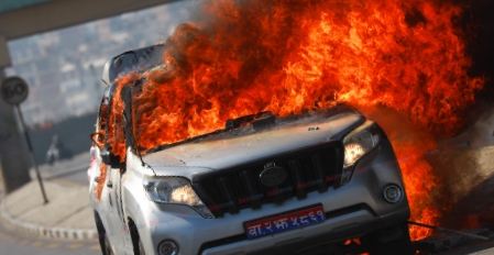 भौतिक पूर्वाधार तथा यातायात मन्त्री प्रकाश ज्वालाको गाडीमा  आगजनी, दुईजनाको मृत्यु